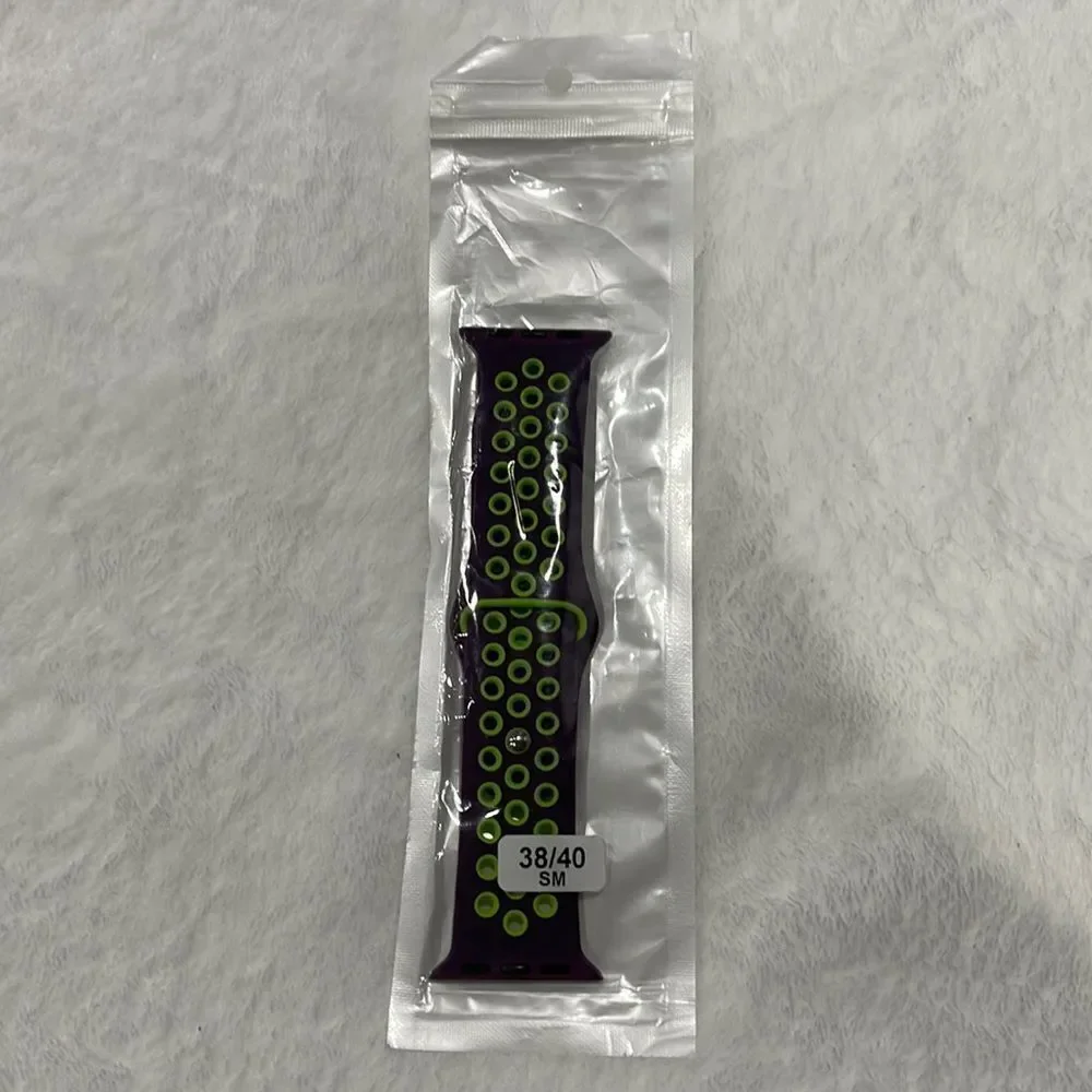 NWOT Apple Watch sports band (38/40)